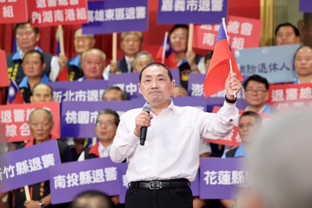 國民黨總統參選人侯友宜今日參加中華民國退休警察總會35週年暨軍警支持侯友宜團結自強大會,超過600位退休警察及軍方代表齊聚,堅定展現對侯友宜的支持。〈侯選辦提供〉