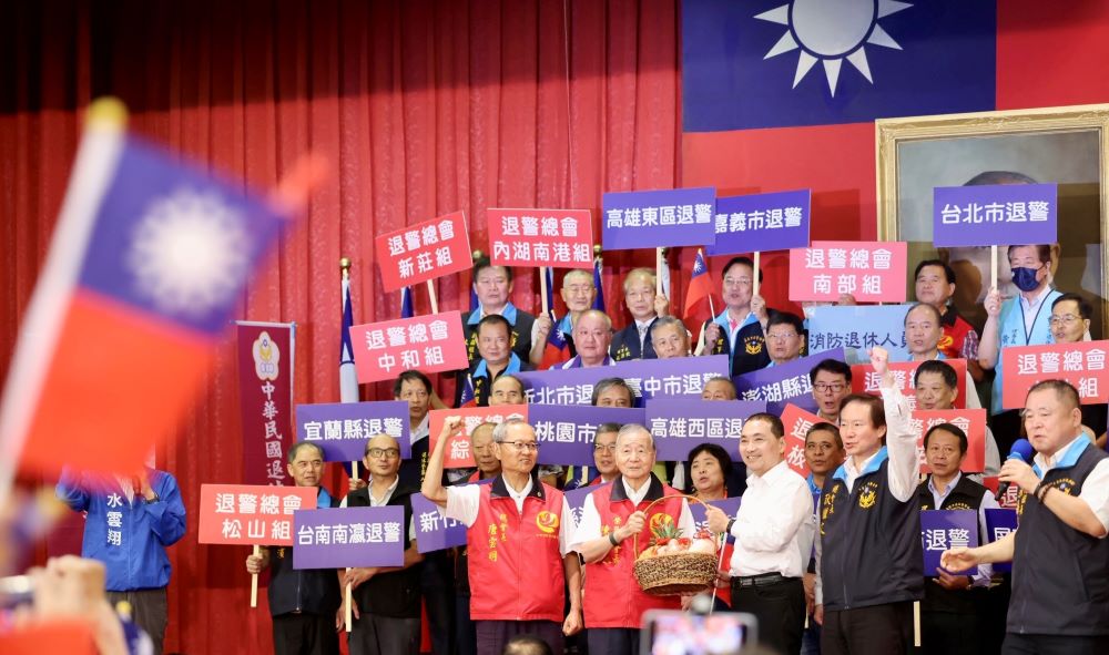 前消防署長陳弘毅代表,送上鳳梨、蒜頭、菜頭的吉祥物,象徵祝福侯友宜一路旺來好彩頭,高票當選。〈侯選辦提供〉