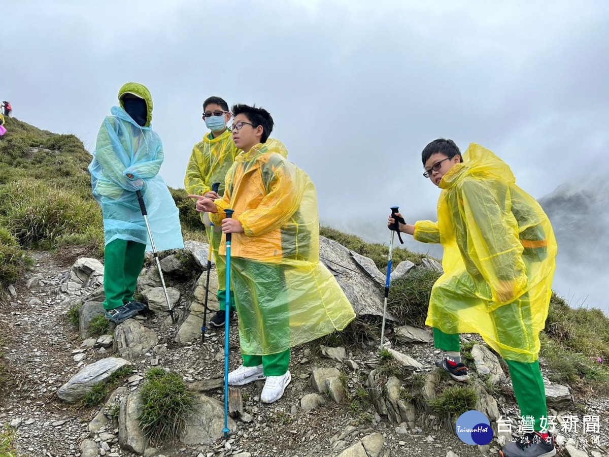 富春國小學童挑戰攻頂合歡山主峰。