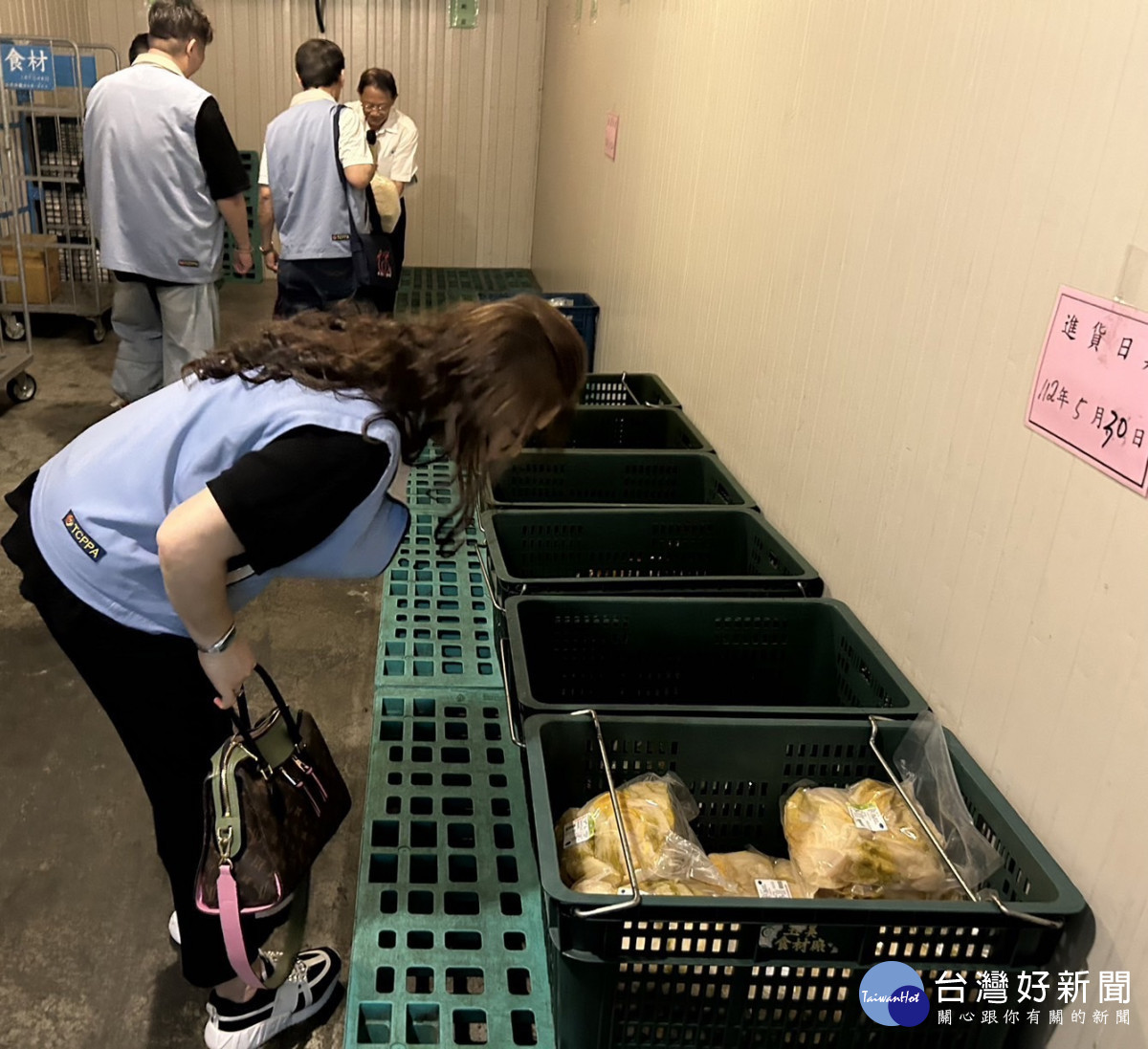 台中市家長會長協會訪視烏日大型營養午餐廠商，實地了解學校午餐製作及供餐流程。