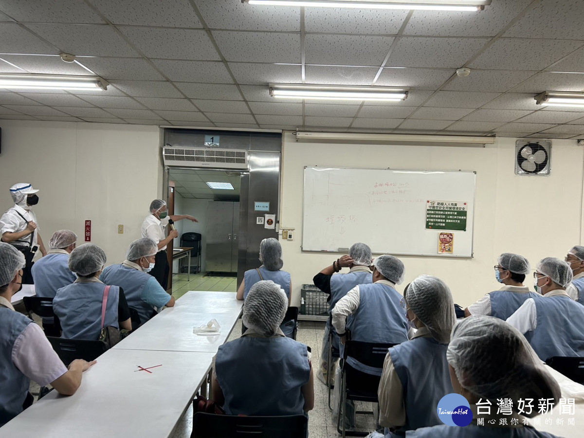 台中市家長會長協會訪視烏日大型營養午餐廠商,實地了解學校午餐製作及供餐流程。