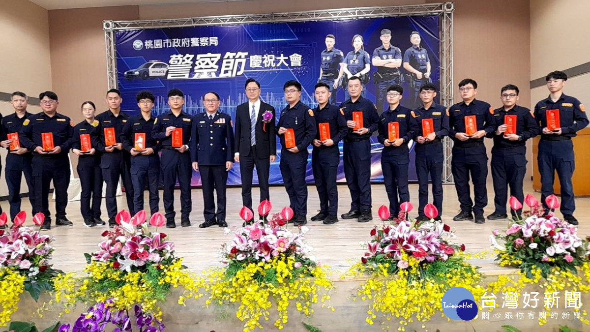 市長和警察局吳局長與受獎員警合影。