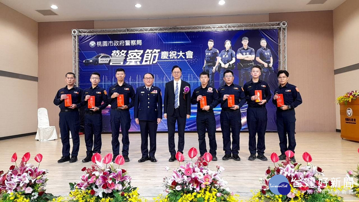 市長和警察局吳局長與受獎員警合影。<br /><br /> <br /><br />