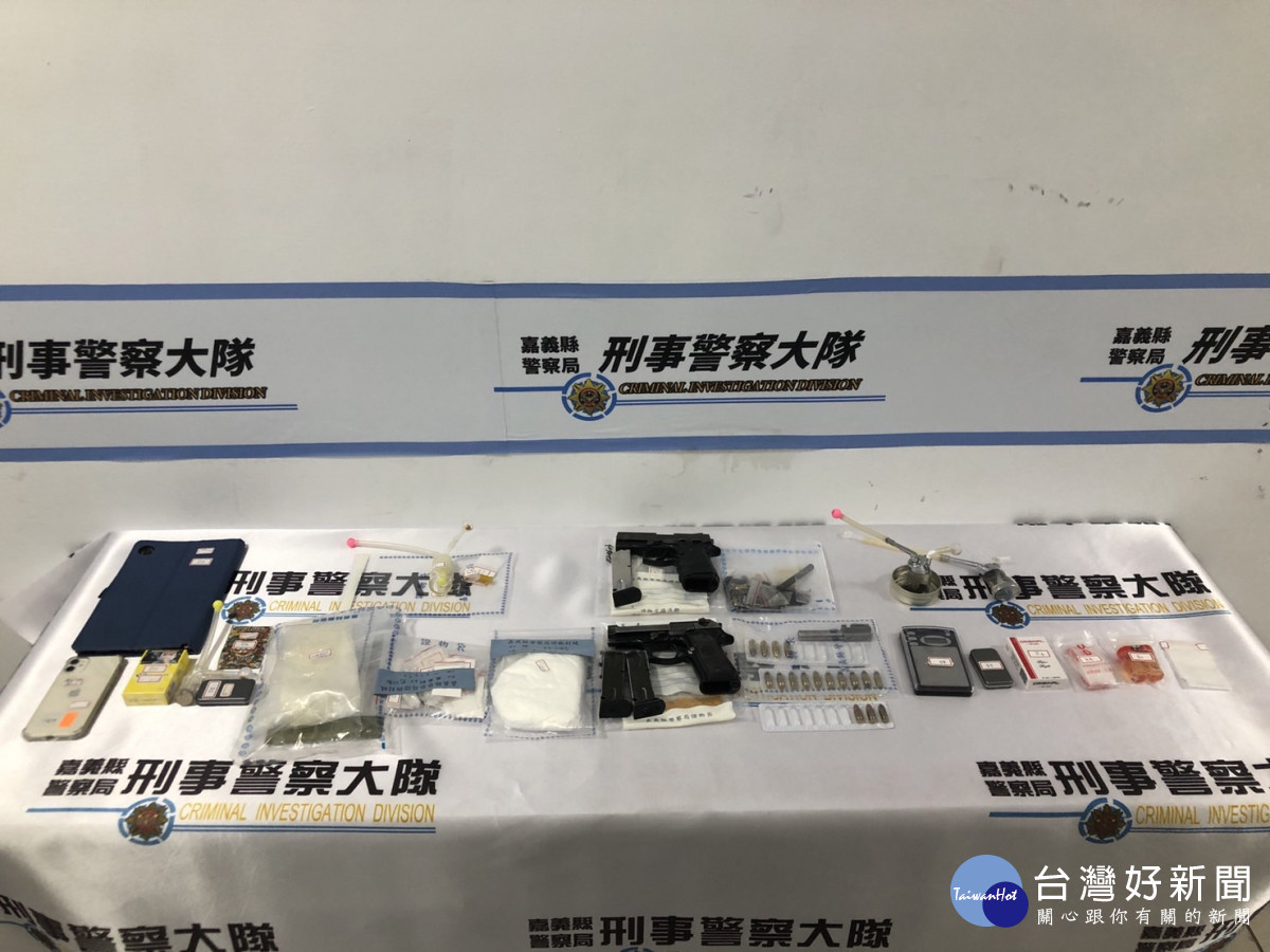 嘉義縣警局溯源鎖定上游販毒集團，查扣毒品、改造手槍及子彈／警方提供<br /><br /> 