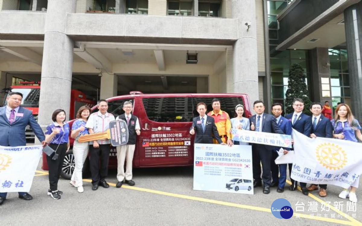 桃園市副市長王明鉅出席「桃園市福興扶輪社捐贈醫療救援車（災情勘查車）及生命監測器」與扶輪社代表大合照。