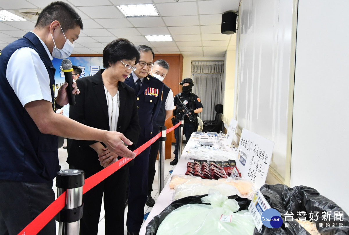 縣長王惠美視察警方查扣非法毒品。圖／記者鄧富珍攝