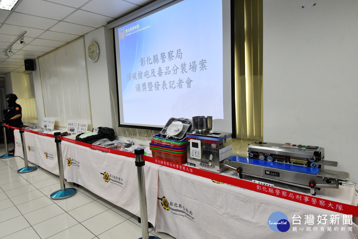 警方查扣非法物品、毒品。圖/記者鄧富珍攝