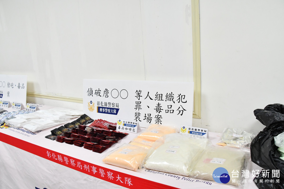 警方查扣非法物品、毒品。圖/記者鄧富珍攝