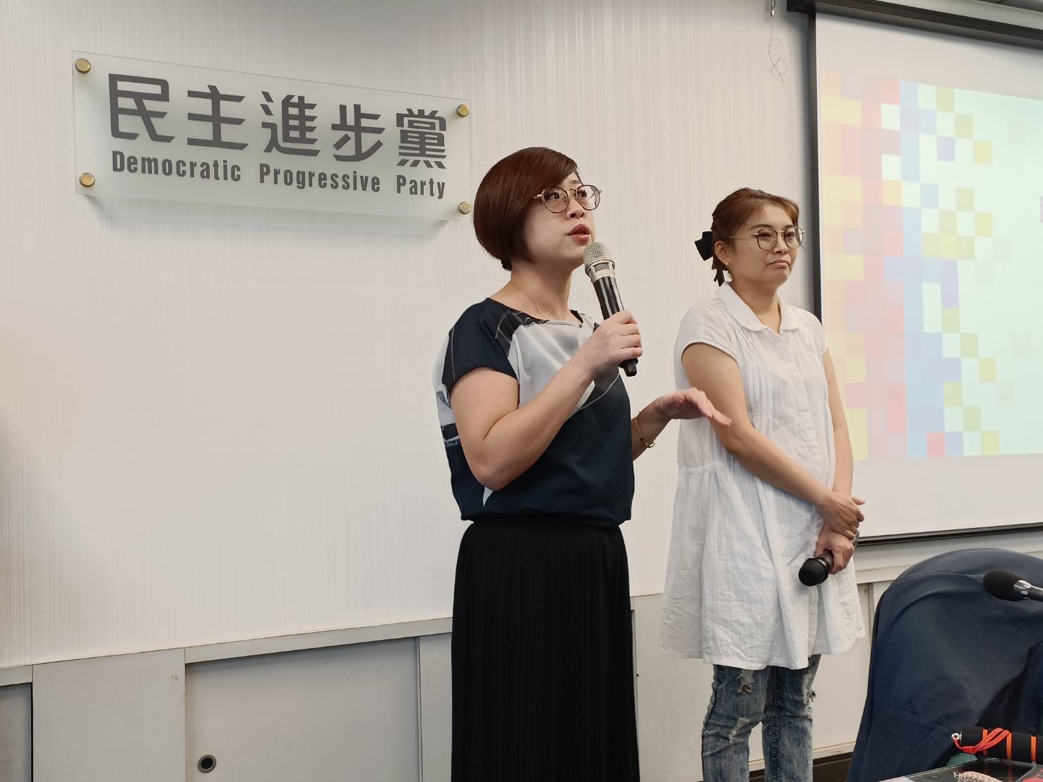 性平爭議延燒,民進黨13日舉行首場性平課程,邀請高雄市女性權益促進會副理事長黃嘉韻擔任講師(右)。資料照片