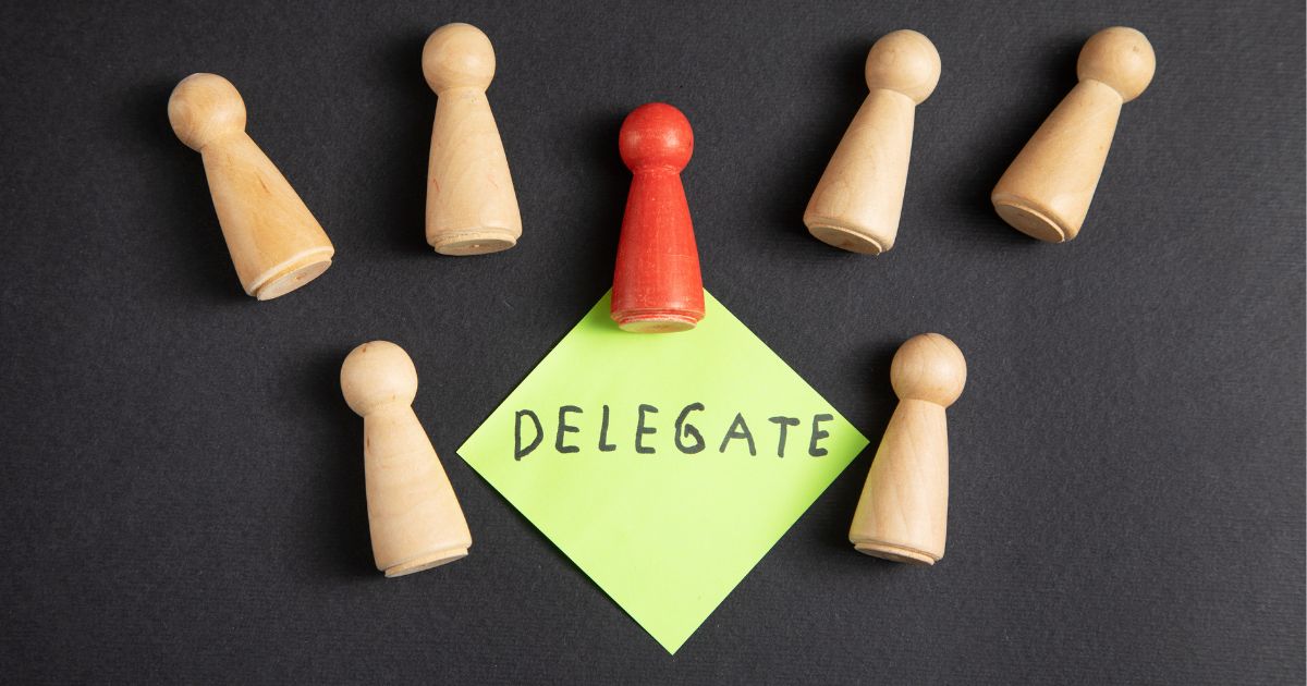 1200-delegate-word-sticky-note-with-wooden-human-figures