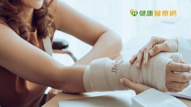 37歲女車禍險斷指 「高階顯微手術」助接回血管
