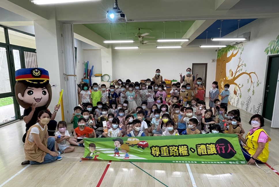 ▲圖說:交通安全知識向下扎根,宣導團偕警察大頭娃娃拜訪幼兒園 (圖/台中市政府提供)