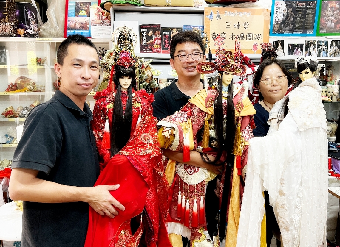正式成立了全台唯一的木偶醫院 就在嘉義縣表演藝術中心 至今已修復2千多尊木偶