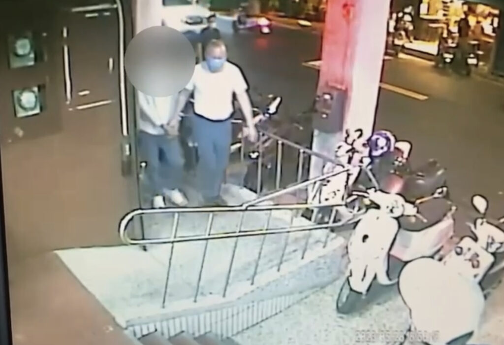攔獲其中一名男子(經查該名男子為越南籍失聯移工黃0同)後將其帶返所偵辦並依法解送專勤隊