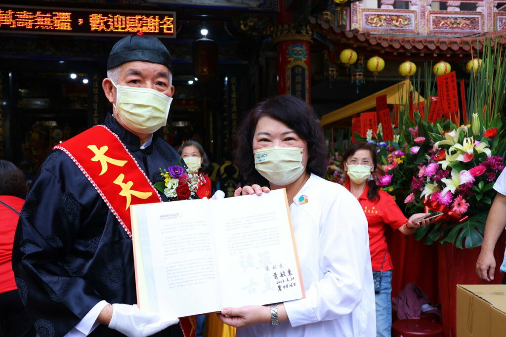 市長為宮誌發表簽名送上祝福