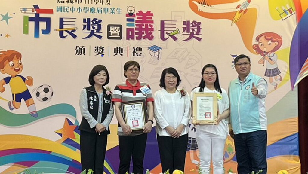 補校畢業生獲得市議長獎的黎維善與史博宇