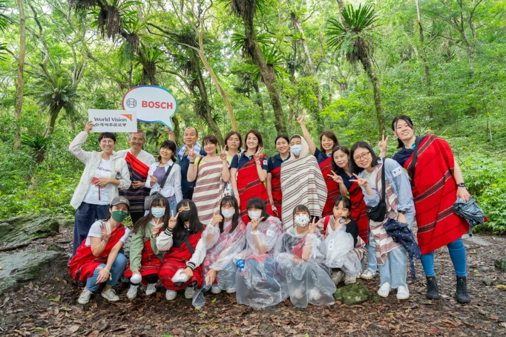企業志工深入走訪山蘇原始林,在Yawi總幹事的導覽下了解部落文化,藉此跟部落建立深厚的連結,未來對社會與環境創造更多美好。圖/博西家電集團提供