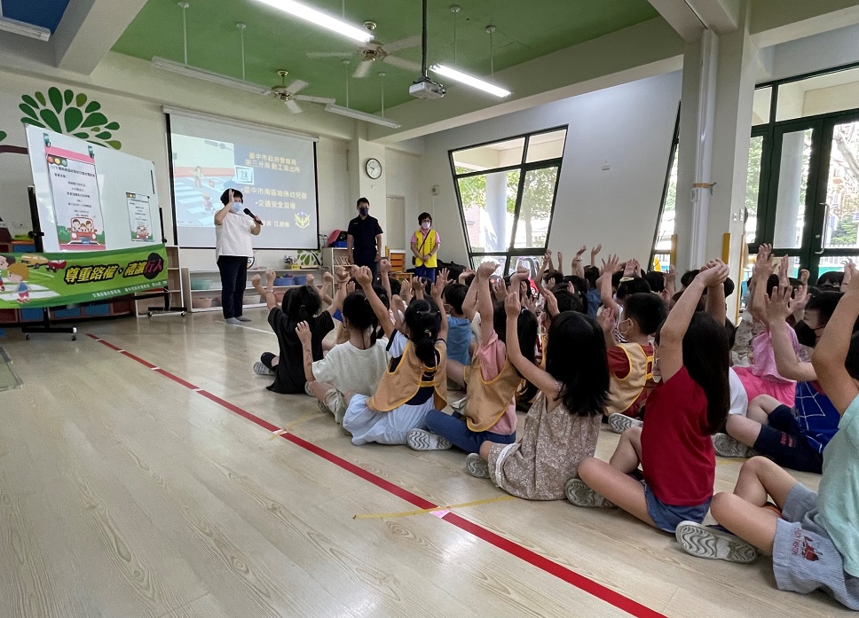▲圖說:員警用心準備教材,幼幼小朋友快速累積交安經驗值 (圖/台中市政府提供)