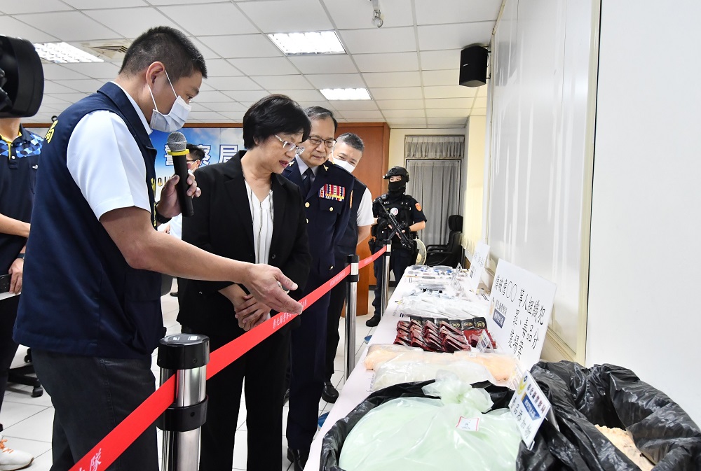 警察節前夕連連查獲槍毒 彰縣長王惠美頒獎慰勉員警 302 警察節前夕連連查獲槍毒 彰縣長王惠美頒獎慰勉員警 301
