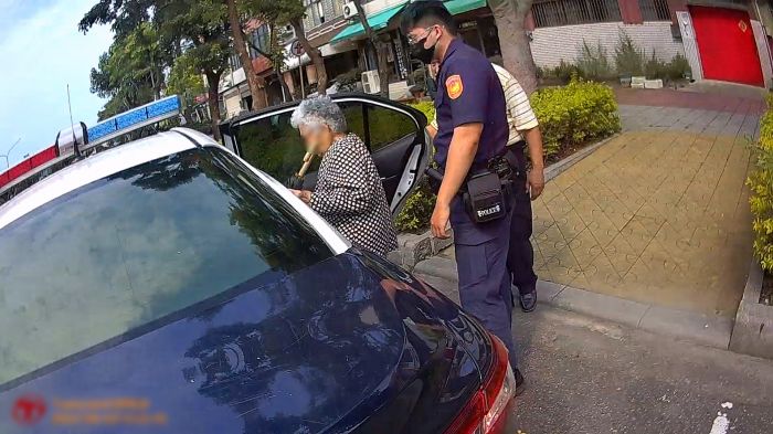 9旬婦行動不便 熱心警炎炎夏日護返家