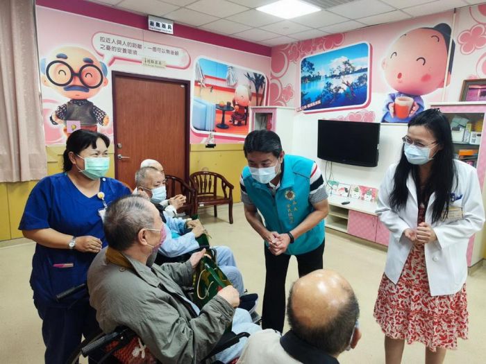 嘉義榮服處端節關懷住院榮民 處長邱文俊探視關懷慰問