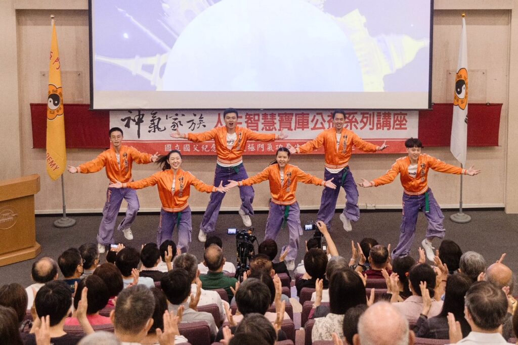▲充滿能量的Energy Boys & Energy Girls熱絡全場，帶來滿滿的能量與歡樂！（記者李欣翻攝）