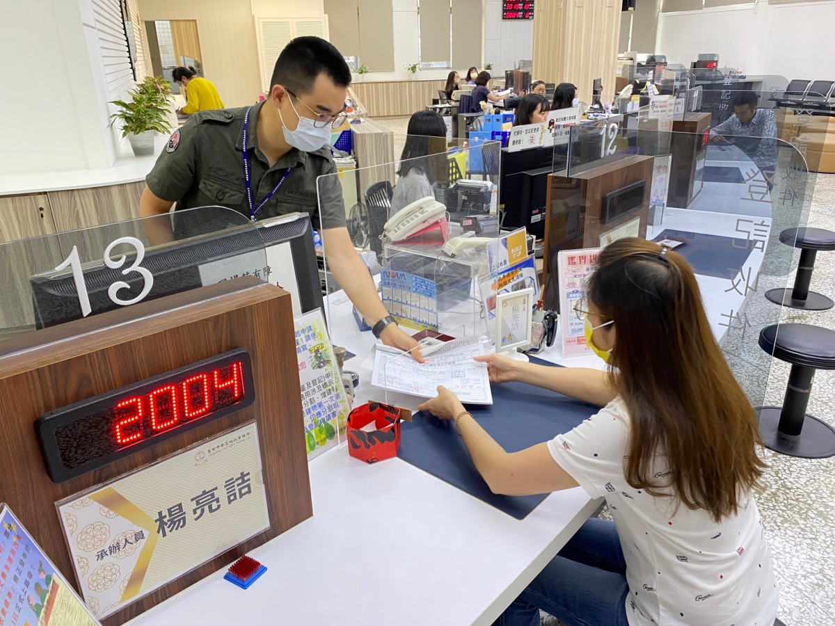 臺中市政府地政局自行開發便民程式，民眾至櫃台申辦土地複丈、測量案件更加輕鬆便利。(圖/臺中市政府地政局提供)