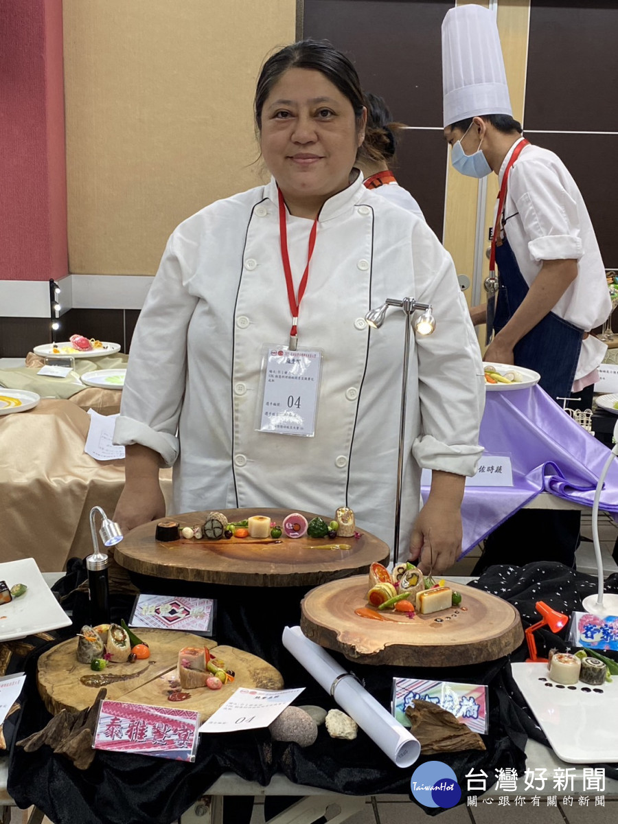 夜餐技四A邱春玉,參加國際創意料理精緻開胃菜展示 榮獲金牌。