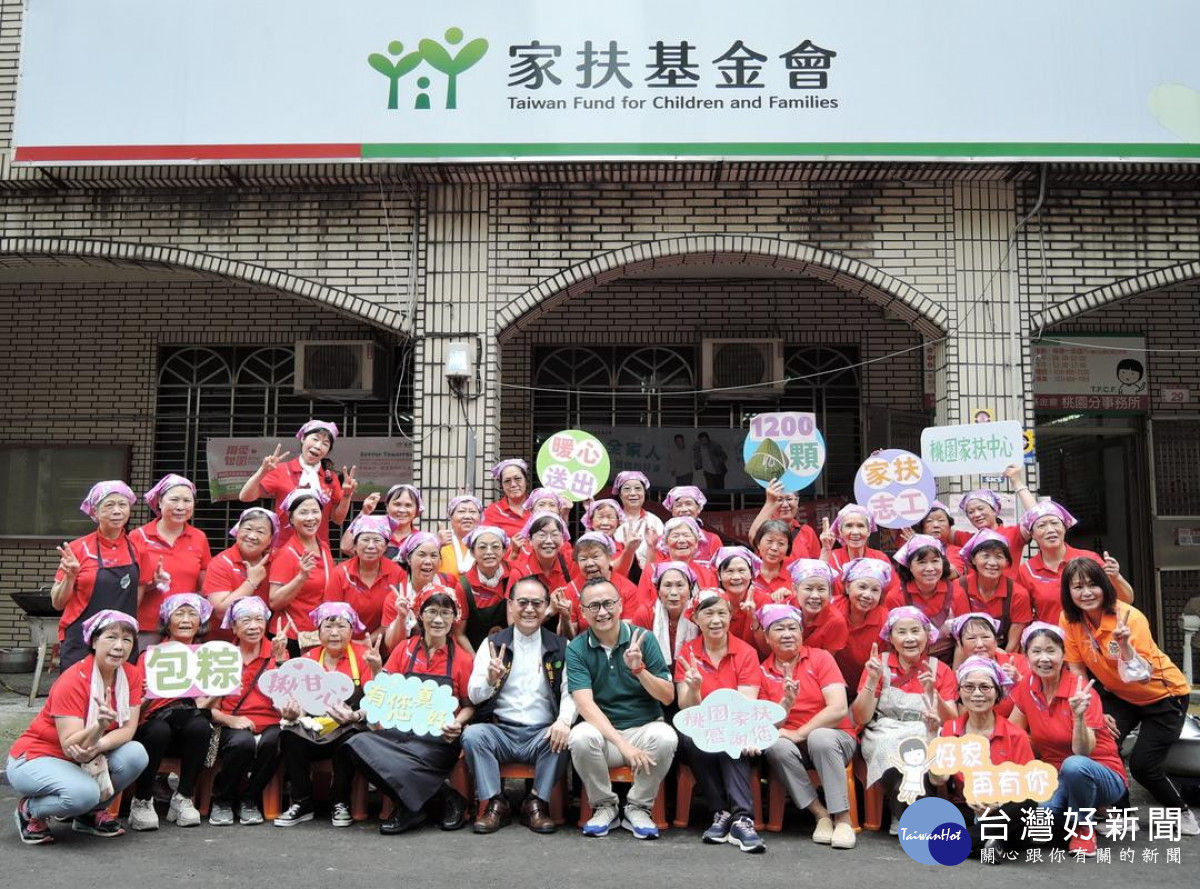 桃園家扶中心扶幼委員會主委陳鄭權(前排左六)特地前來支持並給予贊助與桃園家扶中心主任張伏杉(前排左七)、中壢溫媽媽愛家服務隊開心合影