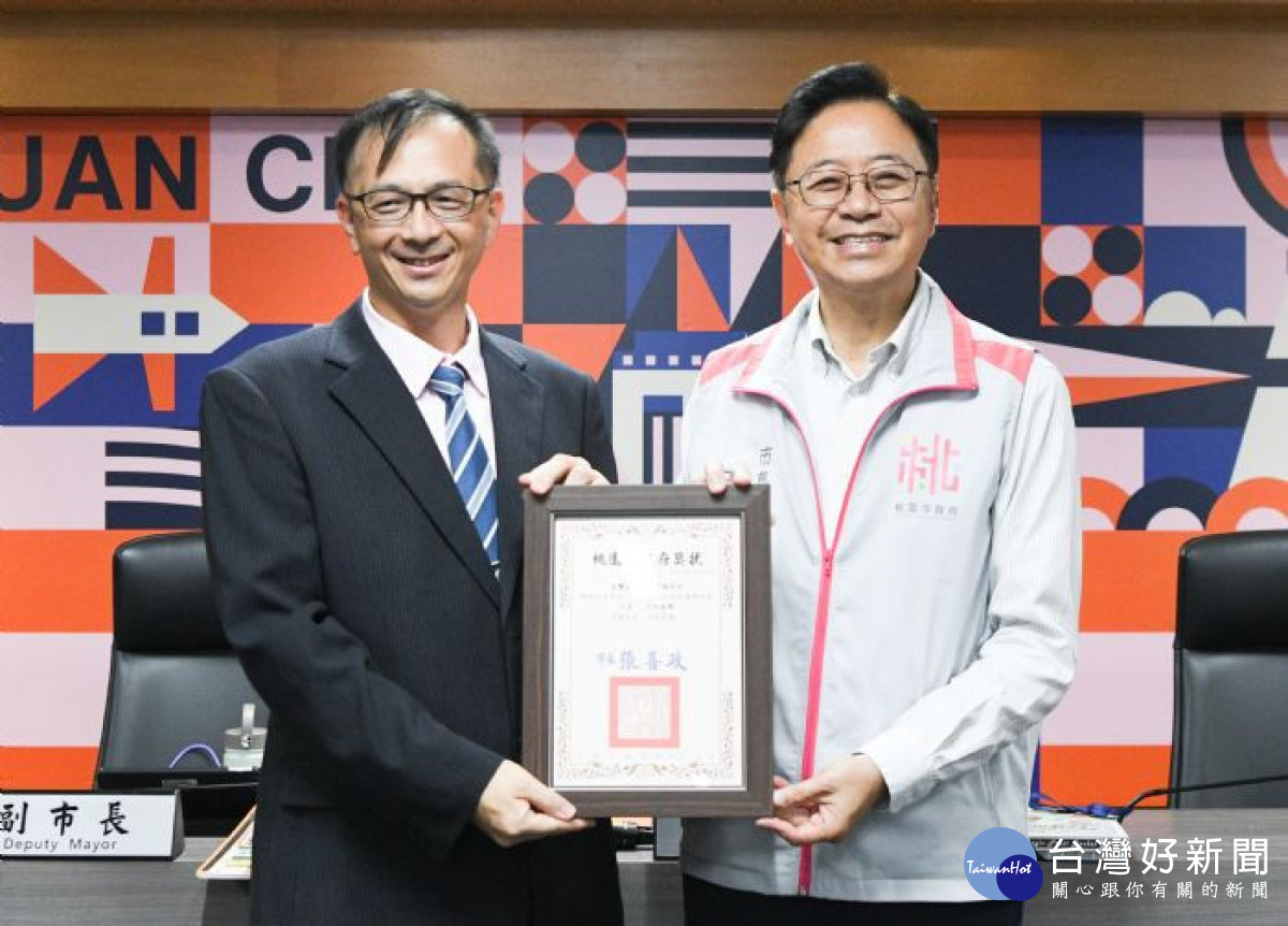 張市長頒發獎狀,由永豐高中校長黃懷德代表領獎。<br /><br /> <br /><br />
