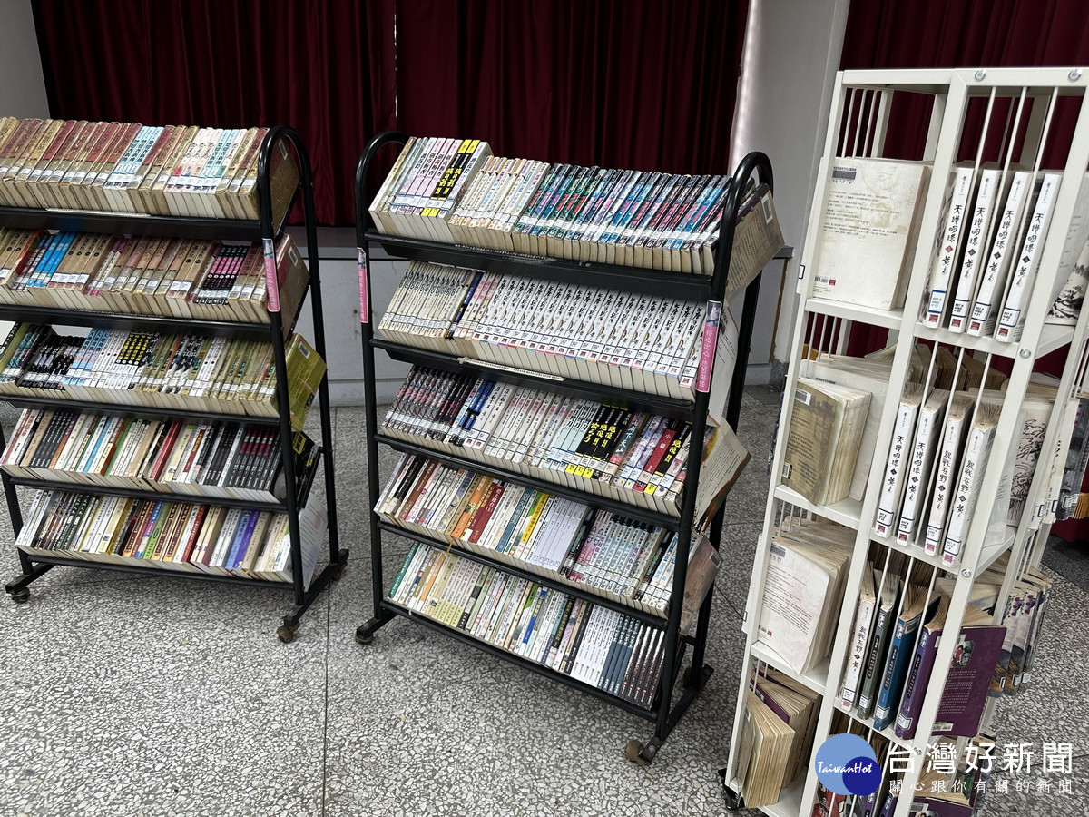 文化局第一批300冊書已到位。(記者扶小萍攝)