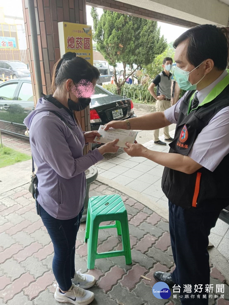 嘉檢書記官長吳國安偕同犯保協會前往關懷案家並致贈急難金/陳致愷翻攝