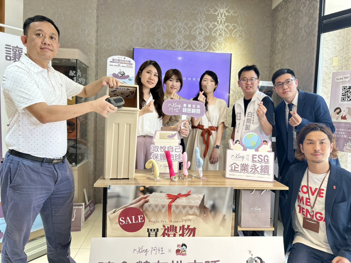 圖說：凱爾莎國際公司董事長陳秉楓（左）推廣首創全國ESG企業永續發展活動回收親密輔具救地球，學界、政界、產業界與環保人士到場力挺支持此環保議題。
