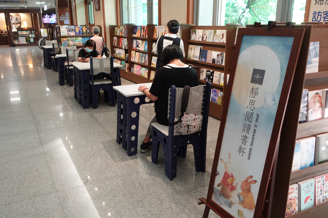 書香靜心靈 台中慈濟醫院行動書軒開展