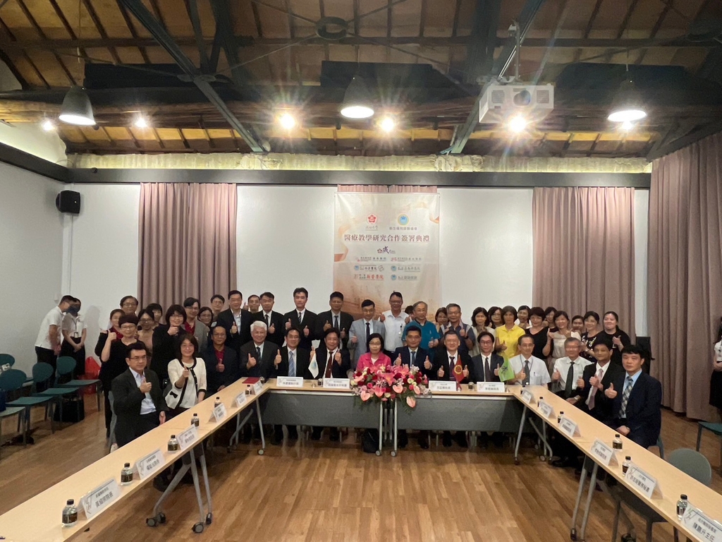 醫療教學研究合作簽署典禮，與會人員合影（圖：衛福部醫管會）