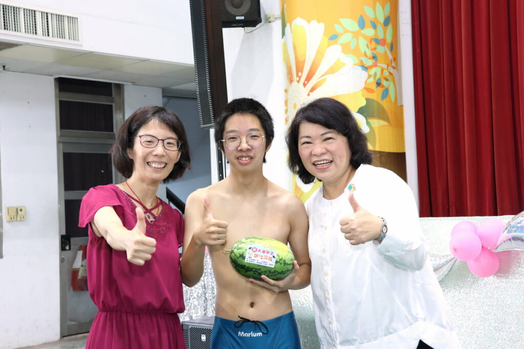 市長與陳臆承同學(中)合影