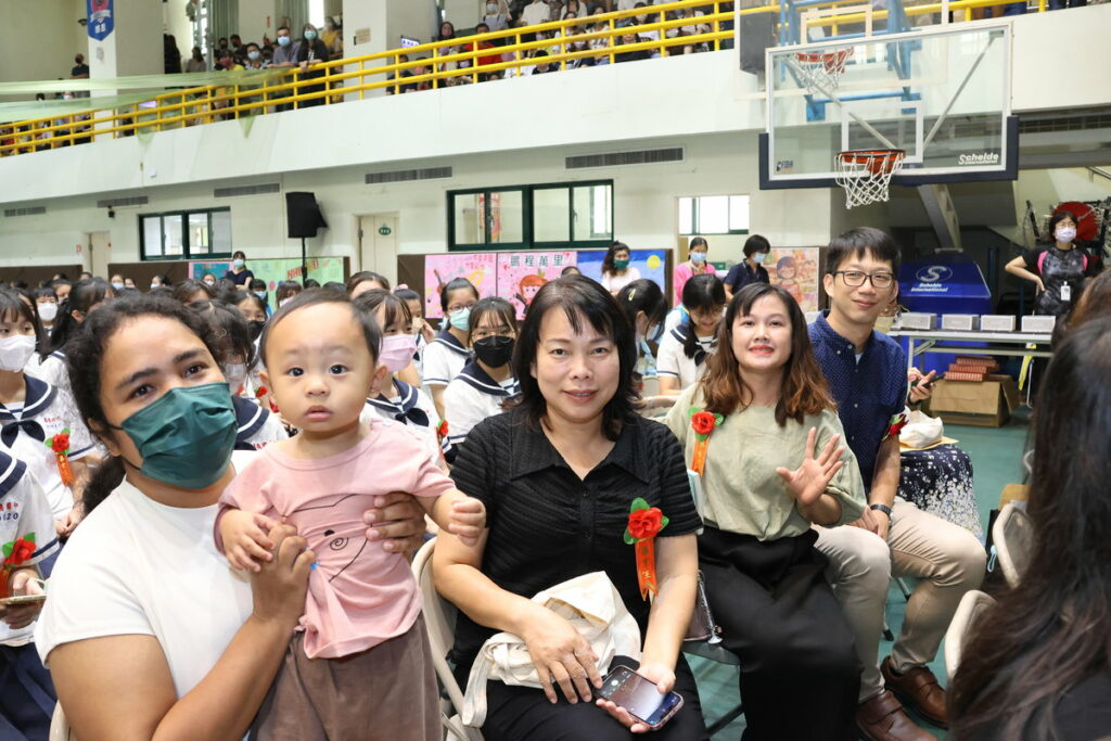 嘉義國中補校畢業生(左起賴登弟、陳燕燕、黃細妹)