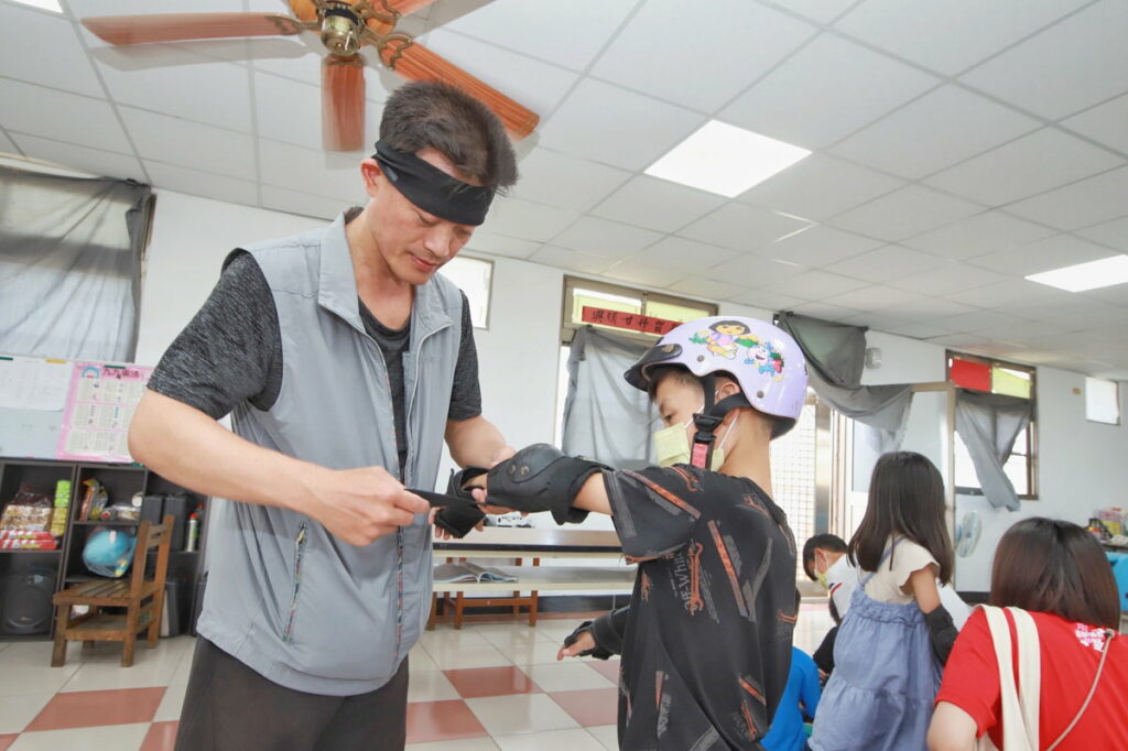 蔡傑爸幫孩子幫上安全護具