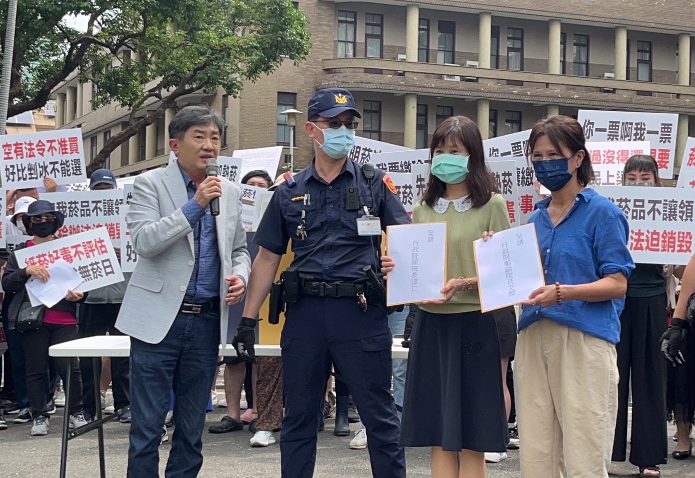 菸防法修正通過卻買不到加熱菸 上百民眾赴行政院陳情 266 菸防法修正通過卻買不到加熱菸 上百民眾赴行政院陳情 265