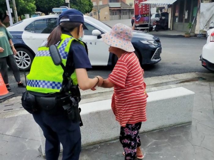瘖啞婦迷失街頭 二崙警獲報助返家