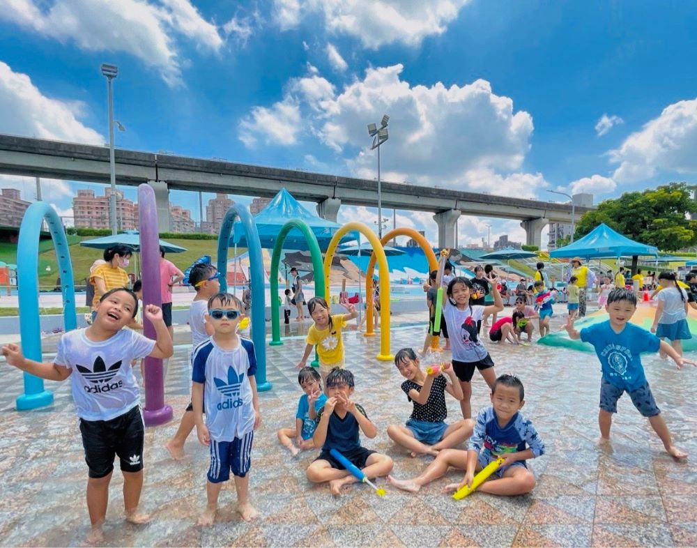 海世界水樂園讓孩子暑假玩水玩翻天。〈高灘處提供〉