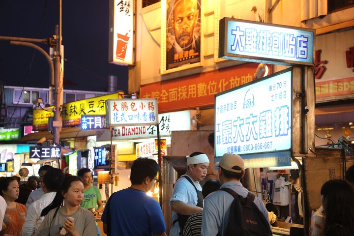 位於捷運站1號出口的士林夜市有眾多特色小吃。 圖:臺北市政府觀光傳播局/提供
