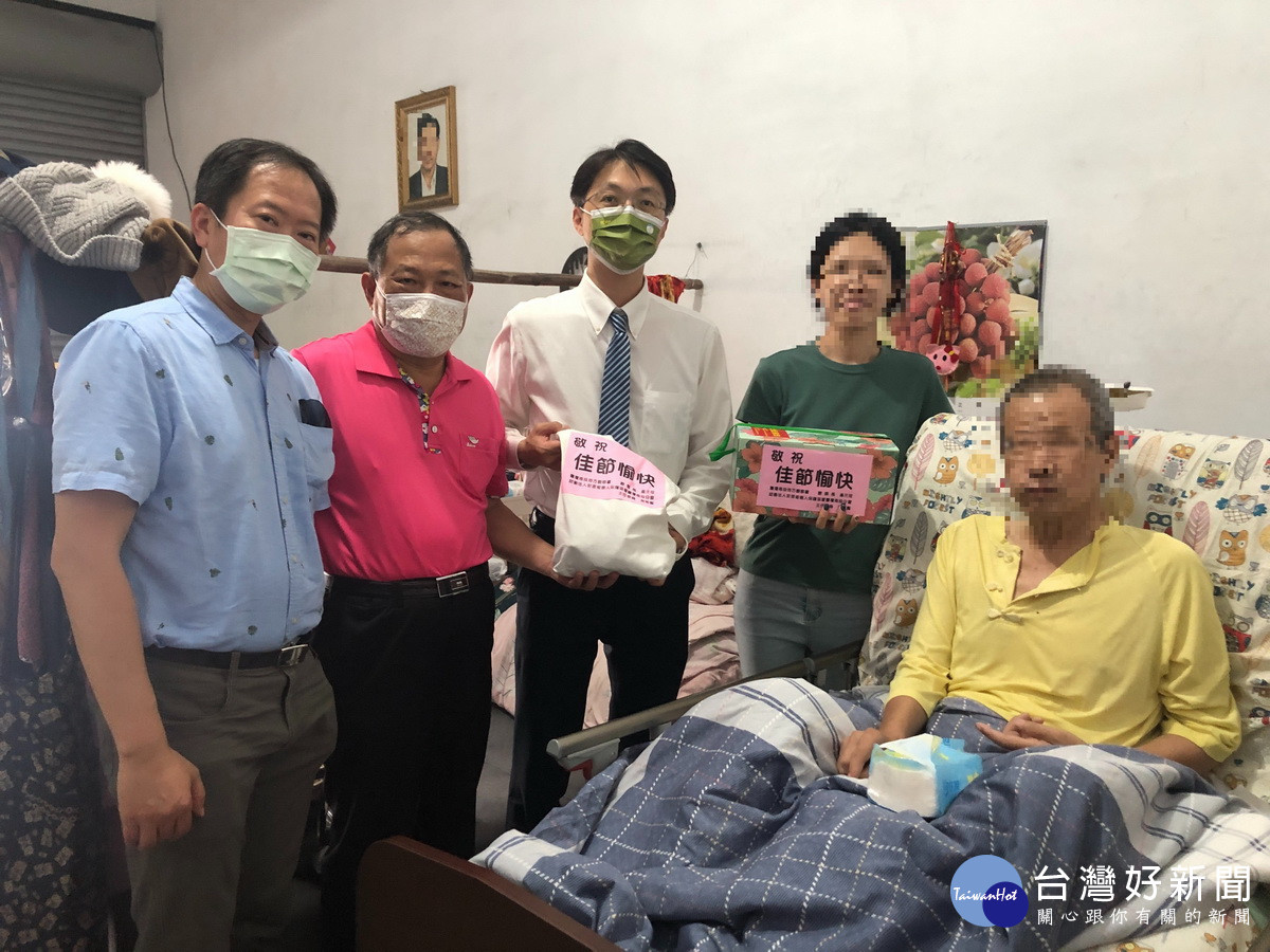 黃檢察長(左三)一行親自到宅慰問。(家照協會提供)