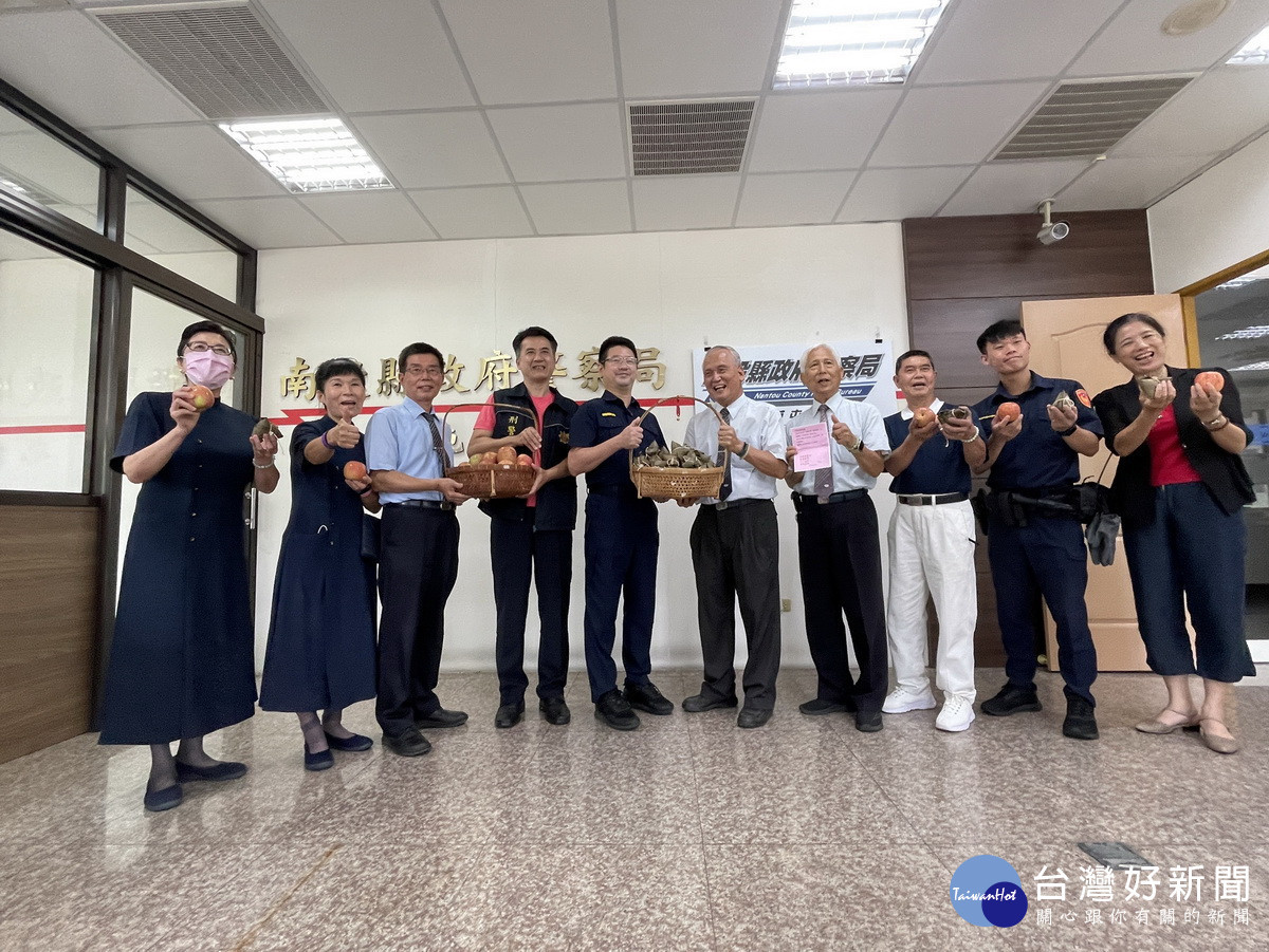 草屯洪分局長代表接受慈濟志工的祝福。（慈濟草屯聯絡處提供）
