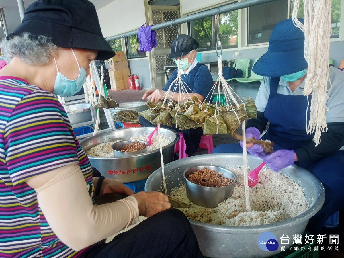慈濟志工連日包出好吃的素粽贈送草屯分局與派出所員警。(慈濟草屯聯絡處提供)