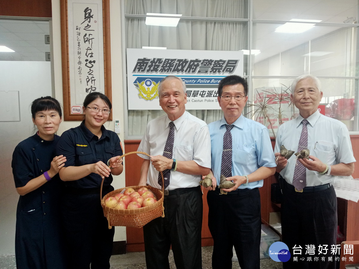慈濟志工贈送蘋果到分局等地。(慈濟草屯聯絡處提供)