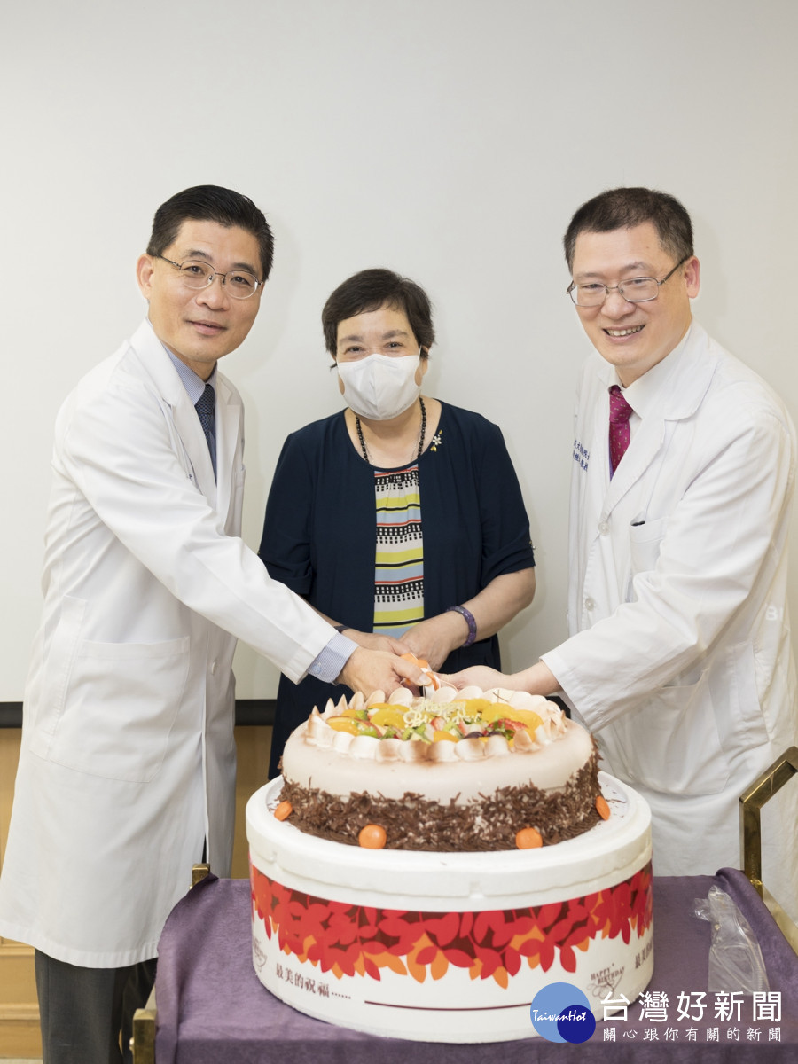 左起:成功大學校長沈孟儒、成功大學名譽教授趟可式、成大醫院院長李經維