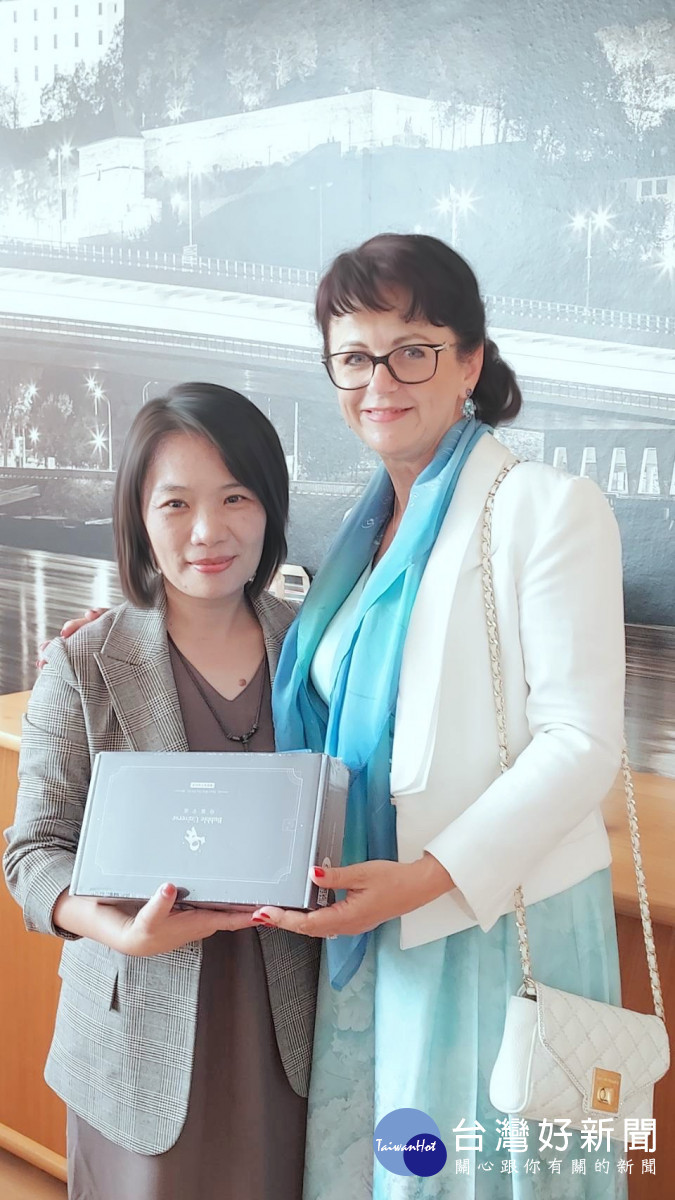 尤淨纓教授(左)與 Summit Smart City 360°主席Dagmar CAGÁŇOVÁ教授 互贈禮物