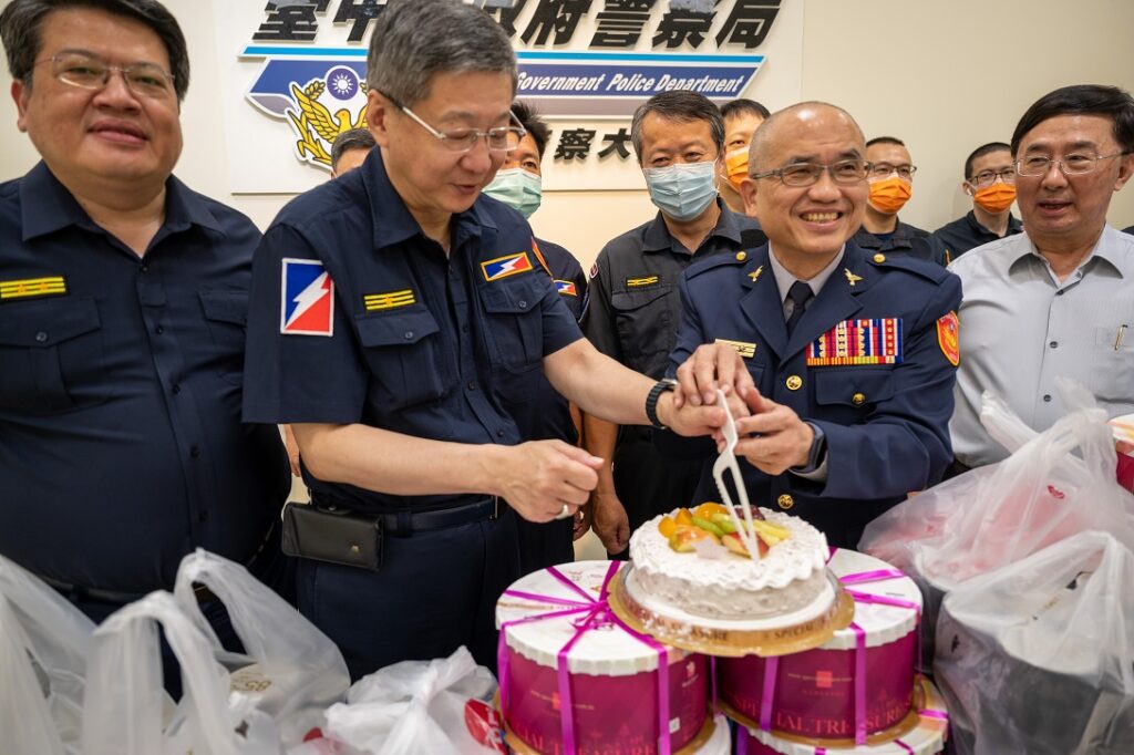 ▲圖說:歡慶警察節,中市警察局長特地準備芋泥蛋糕及咖啡慰勞大家 (圖/台中市政府提供)