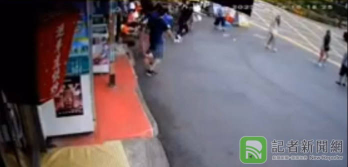 「十分」可惡!飛踢女導遊引爆眾怒 馬自達飛踢男到案依傷害恐嚇送辦